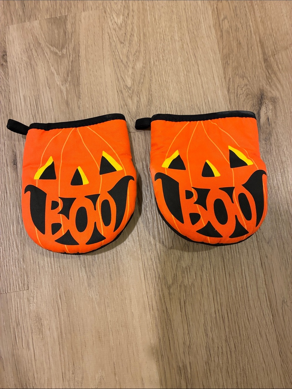 Halloween Pumpkin 'BOO' Oven Mitts - Orange